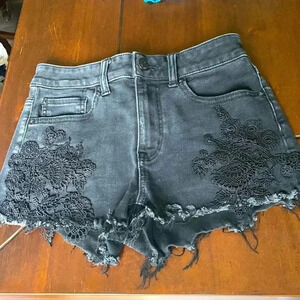 🦅AMERICAN EAGLE Hi-Rise Shortie Distressed Black Denim Shorts Lace Size 2…
